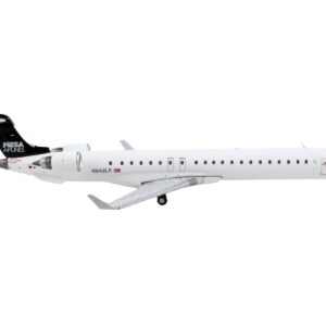 Bombardier CRJ900 Commercial Aircraft “Mesa Airlines” White with Black Tail 1/400 Diecast Model Airplane by GeminiJets